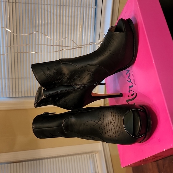 Miranda Lambert Escapade Black Open Toe Ankle Boot 8.5 - Picture 1 of 3